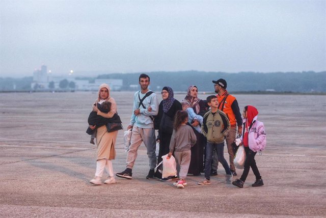 Varias personas que han sido evacuadas de Gaza a su llegada a la Base Aérea de Torrejón, a 16 de noviembre de 2023