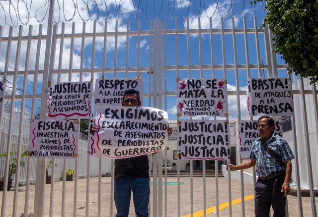 Archivo - Periodistas se manifiestan en la ciudad mexicana de Chilpancingo