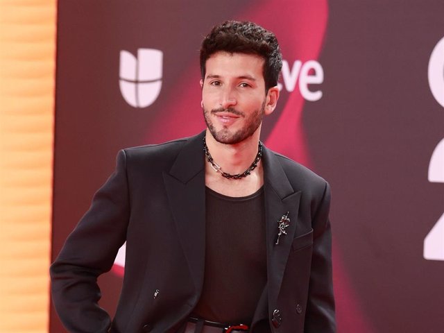 El cantante Sebastián Yatra durante el photocall previo a la gala de entrega de los Latin Grammy 2023, en el Palacio de Congresos de Sevilla, a 16 de noviembre de 2023, en Sevilla, Andalucía (España)