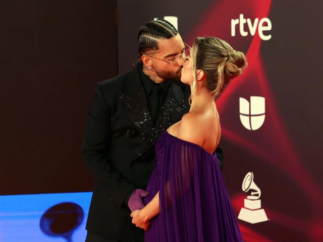El cantante Maluma y su pareja Susana Gómez posan durante el photocall previo a la gala de entrega de los Latin Grammy 2023, en el Palacio de Congresos de Sevilla, a 16 de noviembre de 2023, en Sevilla, Andalucía (España).
