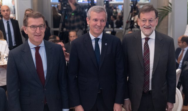 (I-D) El presidente del PP, Alberto Núñez Feijóo; el presidente de la Xunta de Galicia, Alfonso Rueda y el expresidente del Gobierno Mariano Rajoy, durante un desayuno  de Nueva Economía Fórum, a 17 de noviembre de 2023, en Madrid (España).