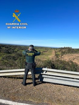 Agente de la Guardia Civil en la sierra de Huelva.