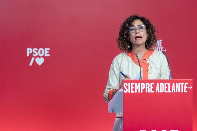 Archivo - La vicesecretaria general del PSOE y ministra de Hacienda en funciones, María Jesús Montero, ofrece una rueda de prensa en la sede del PSOE.