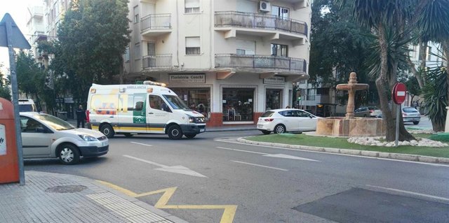 Archivo - Imagen de archivo de una ambulancia en una calle de Málaga.