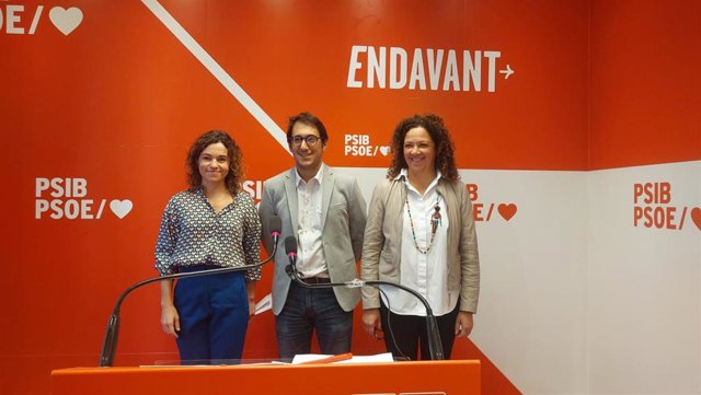 De izquierda a derecha, los portavoces del PSIB en el Ayuntamiento de Palma, Rosario Sánchez, en el Parlament, Iago Negueruela, y en el Consell de Mallorca, Catalina Cladera.
