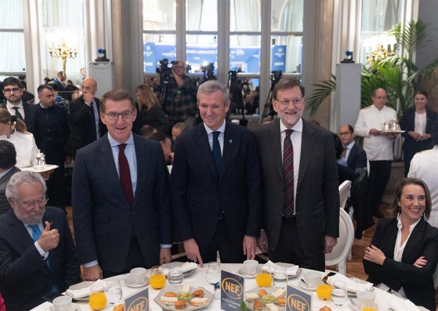 El presidente del PP, Alberto Núñez Feijóo (2i); el rpesidente de la Xunta de Galicia, Alfonso Rueda (3i); el expresidente del Gobierno Mariano Rajoy (4i) y la secretaria general del PP, Cuca Gamarra (1d),  durante un desayuno de Nueva Economía Fórum, a 1