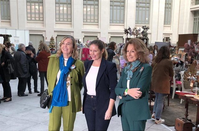 En el centro, la consejera de Familia, Juventud y Asuntos Sociales, Ana Dávila, en la inauguración del rastrillo de Nuevo Futuro, acompañada a su izquierda por la presidenta nacional de la organización, Pina Sánchez.