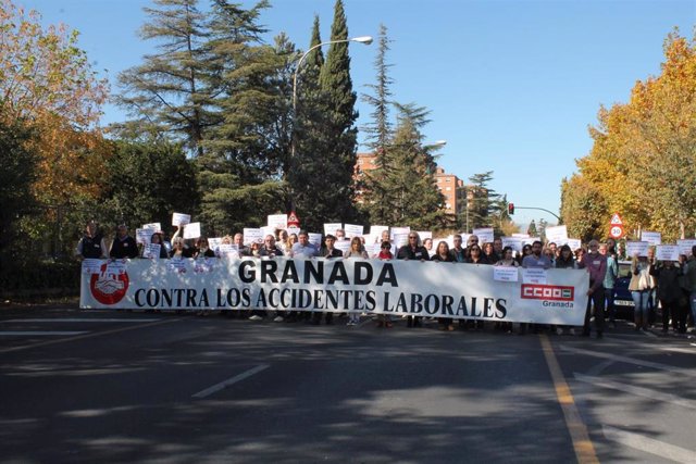 Sindicatos se concentran por la última muerte en el tajo en Granada.