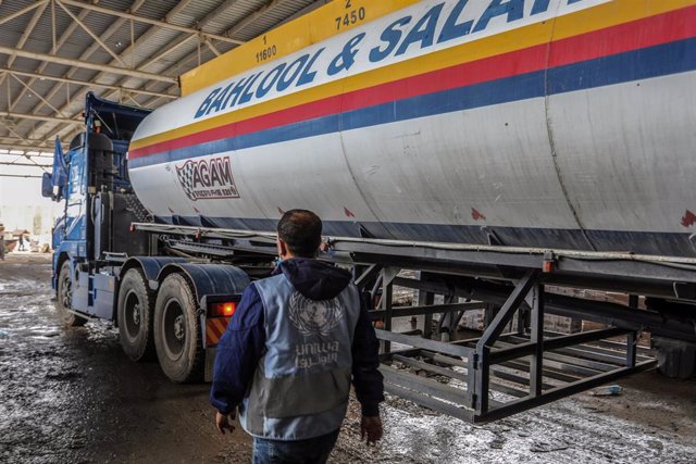 Entrada de un camión con combustible en la Franja de Gaza