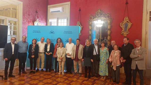 Funcionarios que empezaron a trabajar en el Parlament en 1983, presentes en el acto de homenaje.