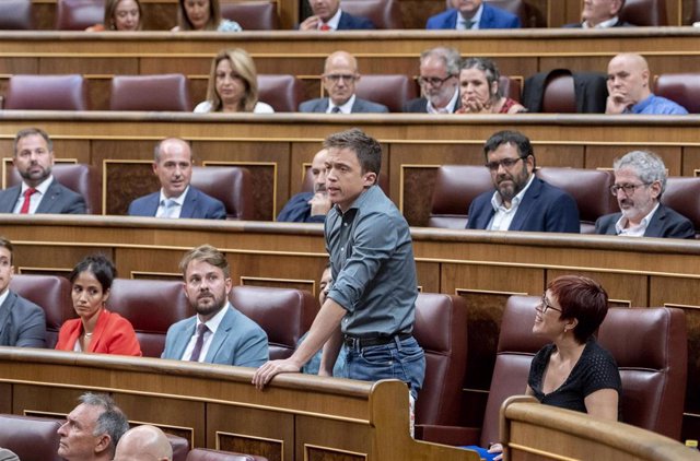 Archivo - El líder de Más País, Íñigo Errejón, jura la Constitución durante la Sesión Constitutiva de la XV Legislatura en el Congreso de los Diputados, a 17 de agosto de 2023, en Madrid (España). 