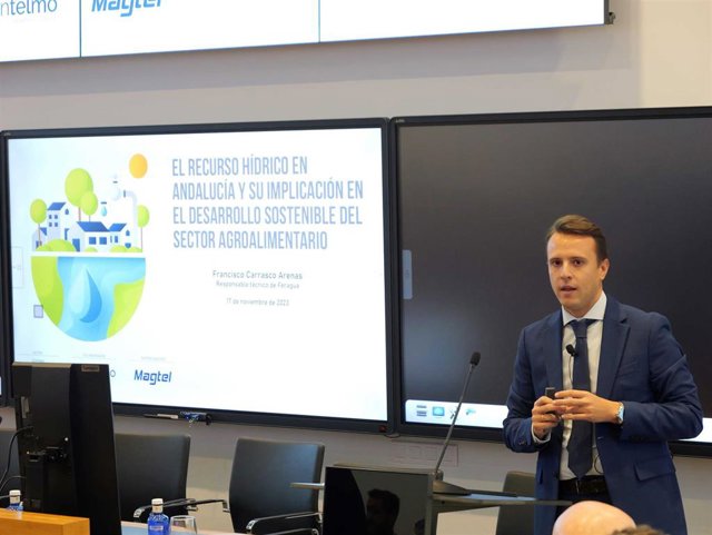 Francisco Carrasco, responsable técnico de Feragua, presenta el informe durante la 'Jornada sobre el agua y la agricultura en Andalucía', celebrada en San Telmo Business School.