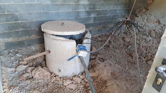 Uno de los dos pozos precintado cautelarmente