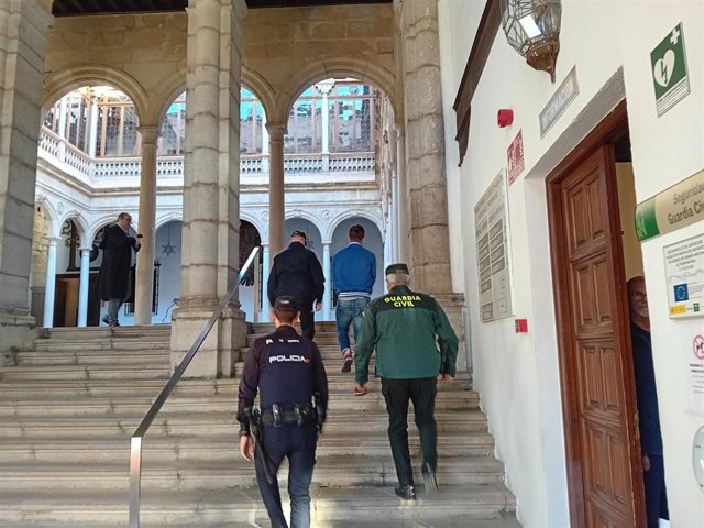 El conductor acusado de atropellar a un ciclista a su llegada a Audiencia de Granada.