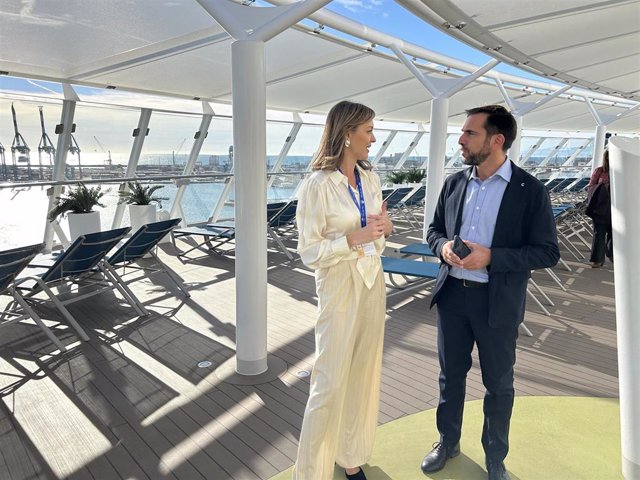 Fabiola García y Mirco Vasallo acordando los descuentos en Costa Cruceros