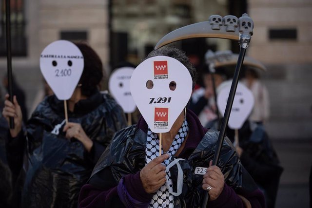 Manifestantes con caretas durante una concentración de la plataforma Marea de Residencias, en la Puerta del Sol, a 17 de noviembre de 2023, en Madrid (España).