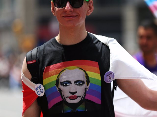 Archivo - Samarreta amb la imatge de Vladímir Putin en una marxa de l'orgull a Nova York