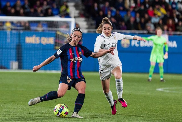 Archivo - Aitana Bonmati y Olga Carmona pelean por un balón en un FC Barcelona-Real Madrid