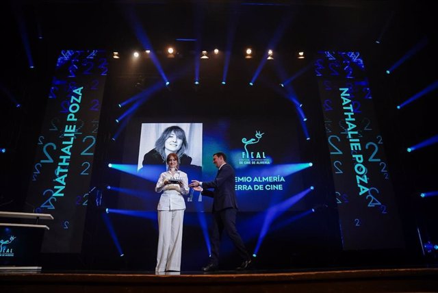 La actriz Nathalie Poza recibe el premio 'Almería, tierra de cine'.