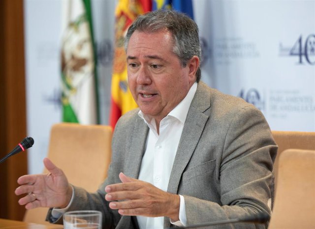 Archivo - El secretario general del PSOE de Andalucía, Juan Espadas, en rueda de prensa en una foto de archivo.