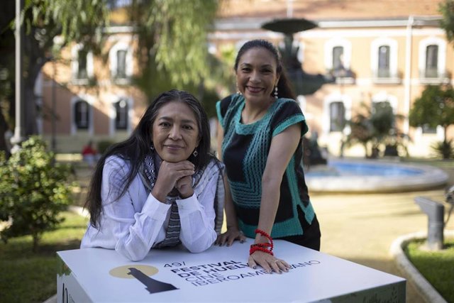 La directora de la película, Ángeles Cruz (izquierda), y la actriz Myriam Bravo.