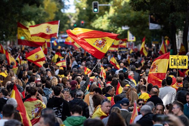 Cientos de personas durante una manifestación contra la amnistía, frente a la sede del PSOE, a 12 de noviembre de 2023, en Madrid (España). 