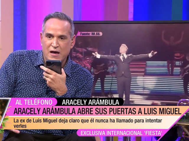 Aurelio Manzano hablando con Aracely Arámbula durante la emisión de 'Fiesta'.