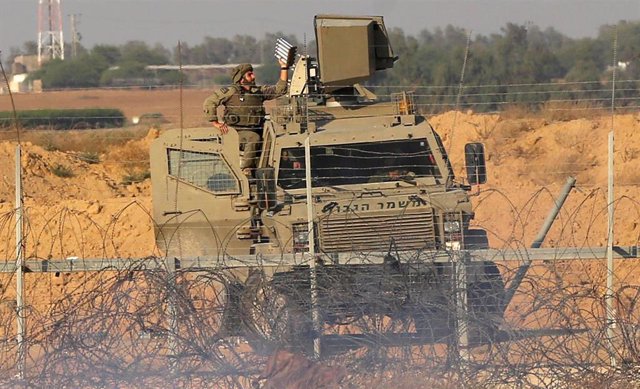Archivo - Un soldado de Israel en un vehículo blindado cerca de la frontera con la Franja de Gaza