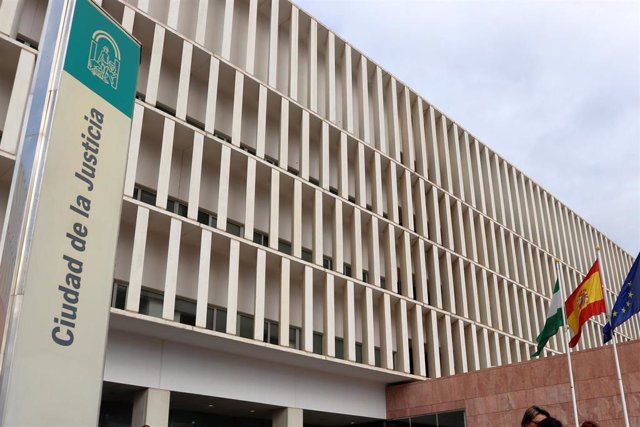 Archivo - Vista general de la fachada principal de la Ciudad de la Justicia.