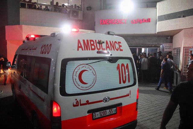 Archivo - Una ambulancia de la Media Luna Roja Palestina frente a la entrada del Hospital Al Shifa, en la Franja de Gaza (archivo)