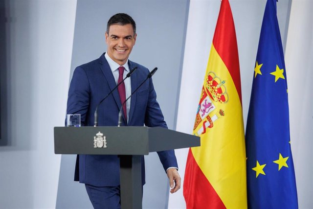 Archivo - El presidente del Gobierno, Pedro Sánchez, a su llegada a una rueda de prensa en el Complejo de la Moncloa, a 3 de octubre de 2023, en Madrid (España).