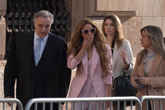 La cantante Shakira (2i) junto a sus abogados, Pau Molins (1i), Miriam Company (1d), a su llegada a la Audiencia Nacional el día que comienza su juicio, a 20 de noviembre de 2023, en Barcelona, Catalunya (España).