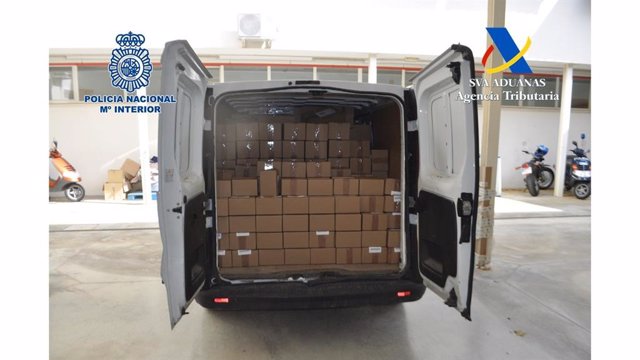Interior de la furgoneta de alquiler con 260 bultos que contenían 722 kilos de picadura de tabaco de contrabando.