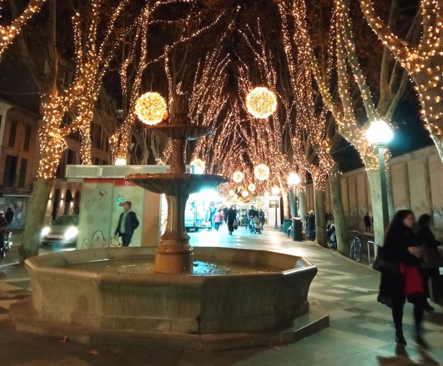 Luces de Navidad en el paseo del Born, en Palma.