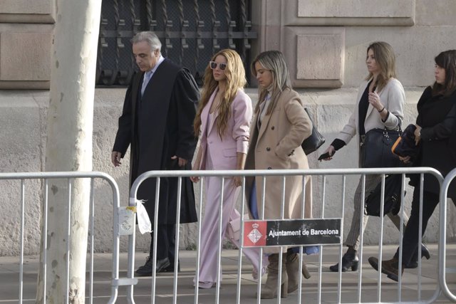La cantant Shakira amb els seus advocats