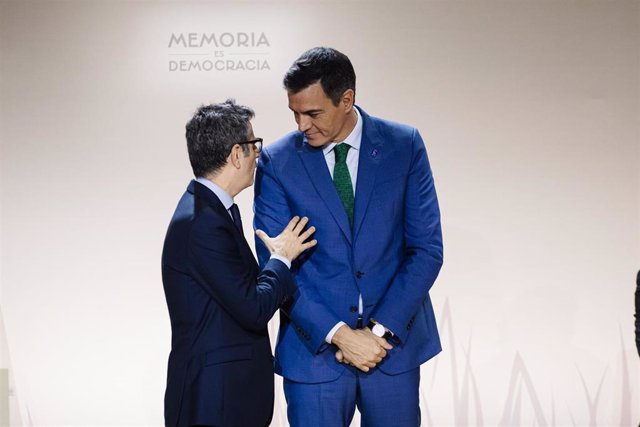 El ministro de la Presidencia, Relaciones con las Cortes y Memoria Democrática en funciones, Félix Bolaños (i), y el presidente del Gobierno en funciones, Pedro Sánchez.