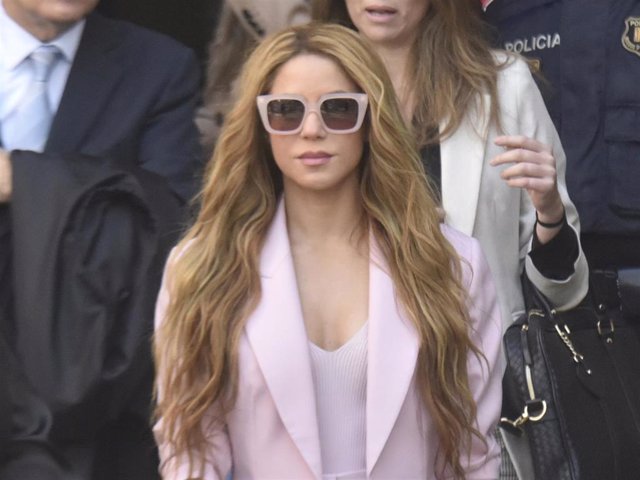 La cantante Shakira  a su salida de los juzgados tras llegar a un acuerdo con la Fiscalía