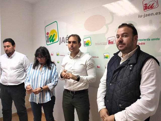 Toni Valero (2d), junto a miembros de IU en la provincia de Jaén.