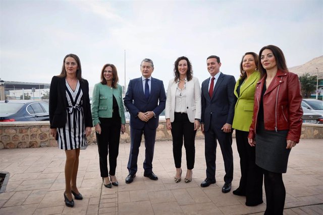 El consejero de la Presidencia, Interior, Diálogo Social y Simplificación Administrativa, Antonio Sanz, participa en un desayuno informativo junto a la consejera de Fomento, Articulación del Territorio y Vivienda, Rocío Ruiz, en el Puerto de Almería.