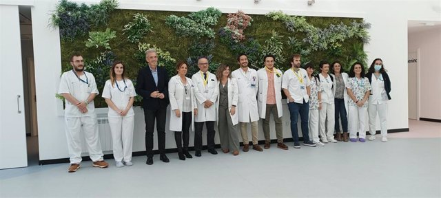 Foto de familia del personal hospitalario que participa en los procesos de tratamiento , junto  con el delegado territorial de la Junta, José Francisco Hernández.