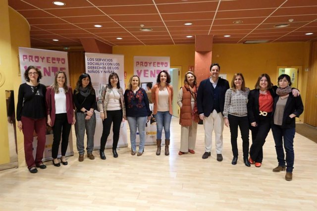 El delegado de Barrios de Atención Preferente y Derechos Sociales en el Ayuntamiento, José Luis García -cuarto por la derecha-, en la clausura del proyecto 'Vente'.