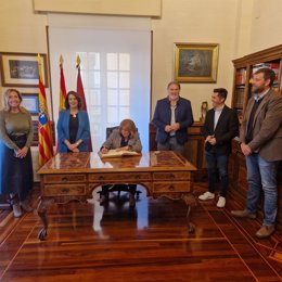 La consejera de Presidencia, Interior y Cultura, Tomasa Hernández, en el Ayuntamiento de Teruel.