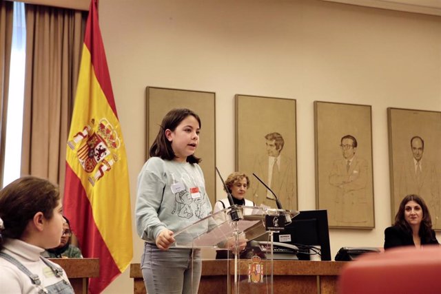 Una niña participa en la iniciativa 'Diputados por un día' en el Congreso de los Dipitados.