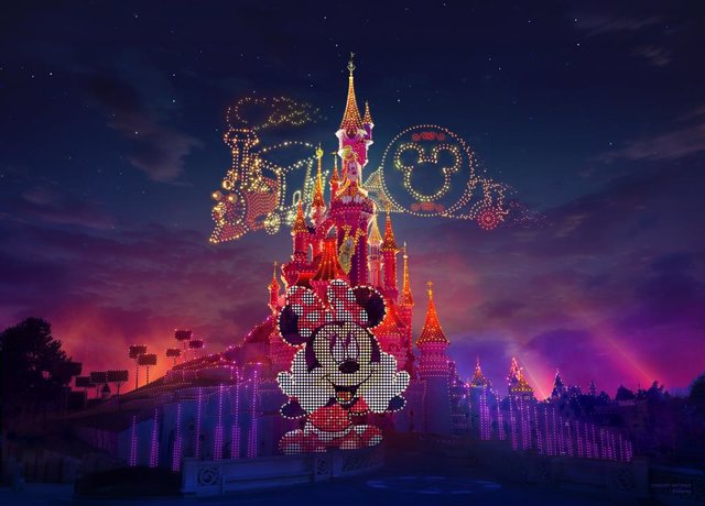 Una cabalgata nocturna con drones dará la bienvenida en Disneyland Paris a una sinfonía de colores en 2024
