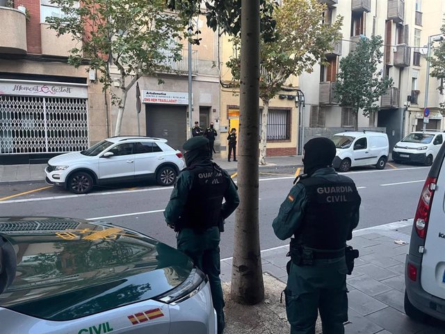 La Guardia Civil ha detenido a ocho personas en Barcelona y Tarragona en un operativo policial contra un presunto grupo criminal dedicado al tráfico de drogas y armas