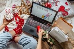 Persona comprando regalos por Internet de Navidad