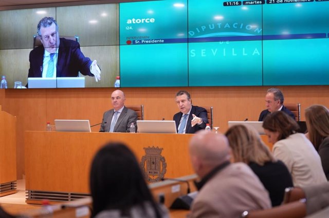El presidente de la Diputación de Sevilla, Javier Fernández, en el Pleno en el que se ha aprobado el presupuesto para 2024.