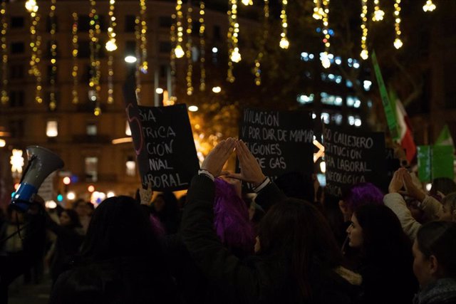 Archivo - Una mujer hace un triángulo con las manos durante una manifestación contra las violencias machistas, a 25 de noviembre de 2022, en Barcelona, Catalunya (España). 