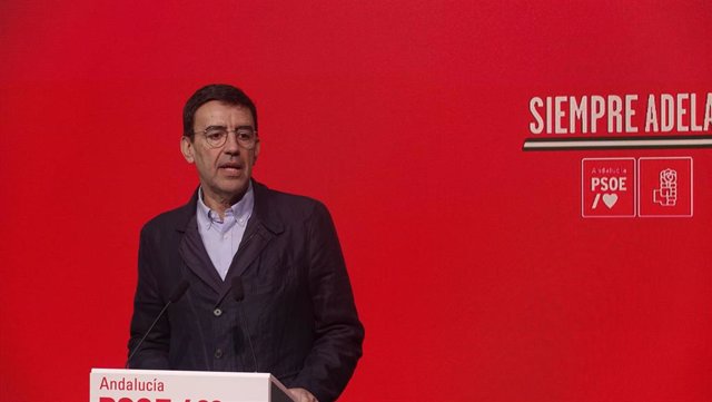 El parlamentario del PSOE-A Mario Jiménez, en rueda de prensa en Sevilla.