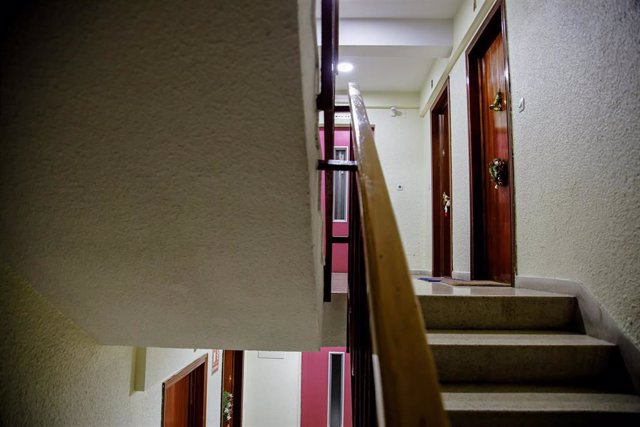 Archivo - Escalera del bloque de una vivienda